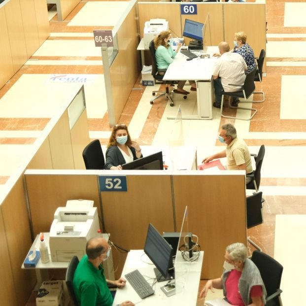 empleados atienden contribuyentes manera presencial 1 621x621