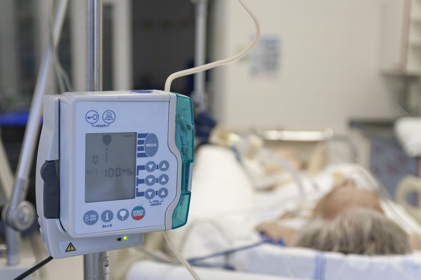 Aumentan las tasas de hospitalización de Covid-19 y de gripe en mayores de 79 años