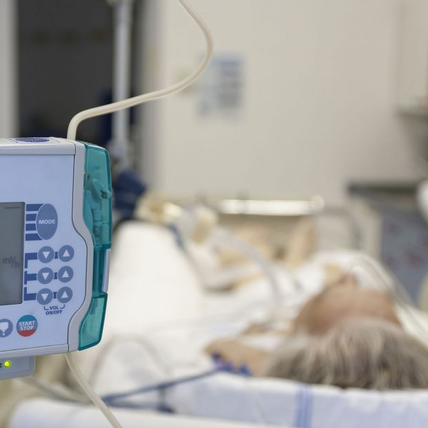 Aumentan las tasas de hospitalización de Covid-19 y de gripe en mayores de 79 años