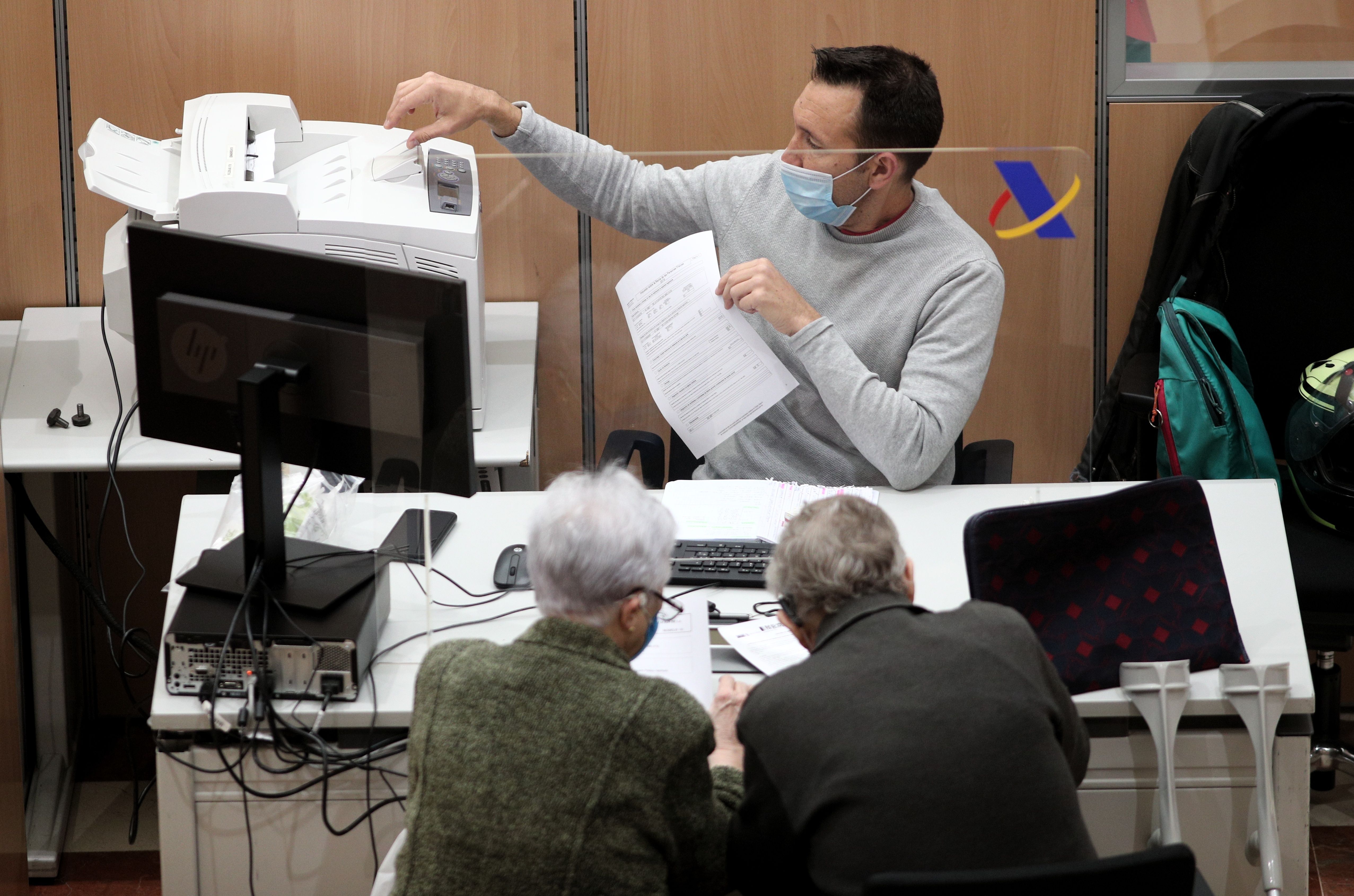 Primero los bancos y ahora Hacienda: los mayores denuncian dificultades para hacer la declaración. Foto: Europa Press