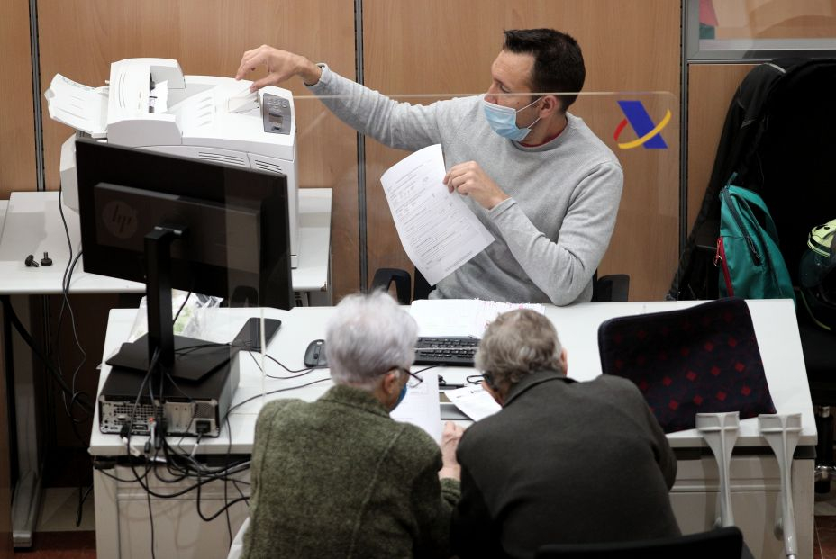 Primero los bancos y ahora Hacienda: los mayores denuncian dificultades para hacer la declaración. Foto: Europa Press