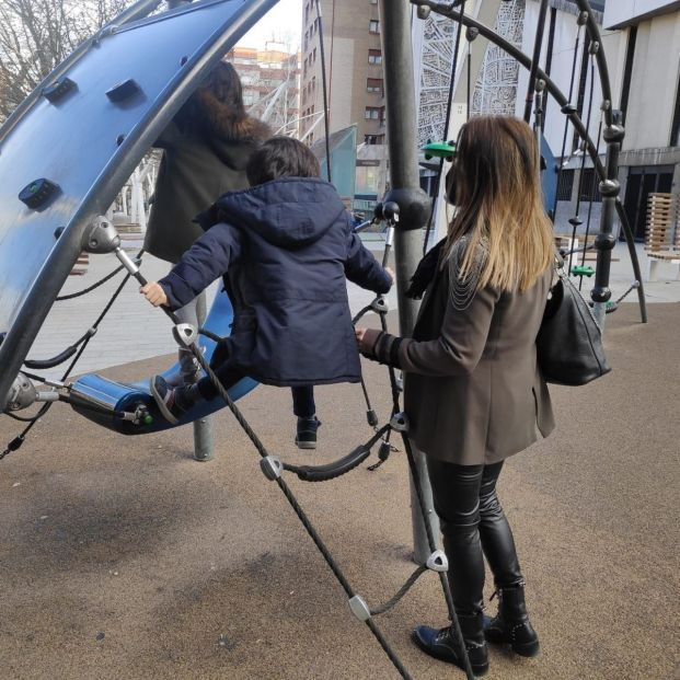 mujer trabajadora vigila hijos