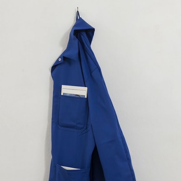 Se lleva a casa una obra de arte al creer que era una chaqueta olvidada y le hace el dobladillo