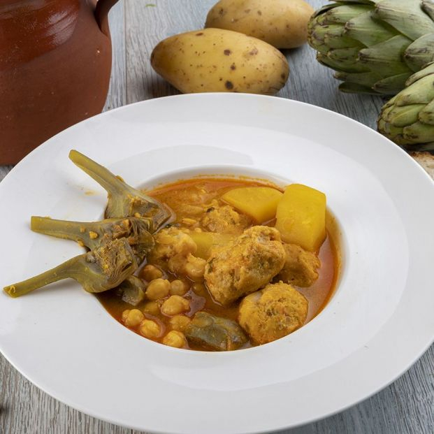 Potaje de albóndigas de bacalao y alcachofas para innovar esta Semana Santa