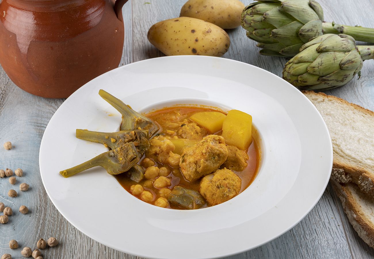 Potaje de albóndigas de bacalao y alcachofas para innovar esta Semana Santa. Foto: Murcia turística