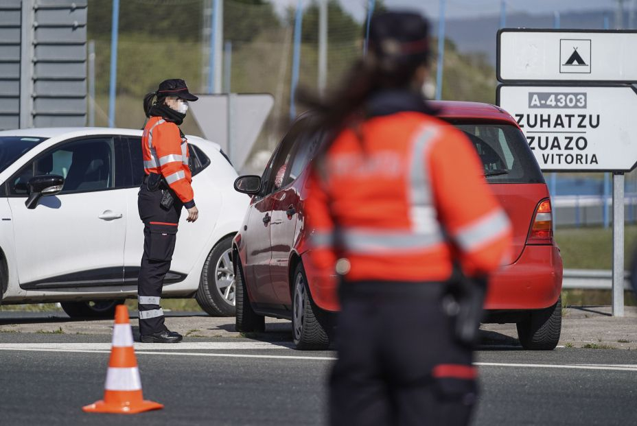 EuropaPress 3635225 dos ertzainas control trafico vitoria miercoles abril cuenta nuevo cierre