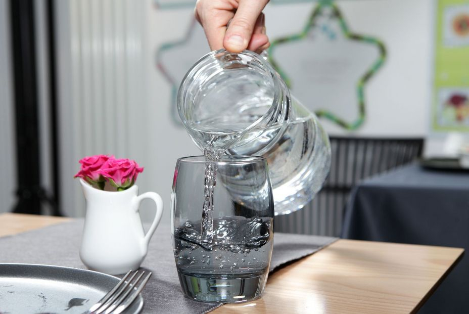 El agua del grifo gratis en bares y restaurantes ya es obligatoria