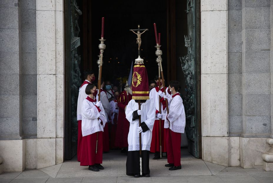 EuropaPress 4375539 miembros comitiva procesion borriquita salen catedral almudena 10 abril