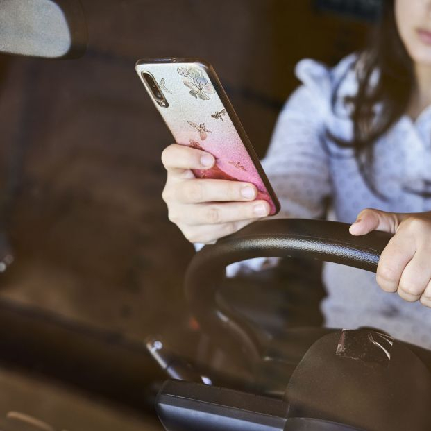 La mitad de los españoles admite utilizar el móvil mientras conduce
