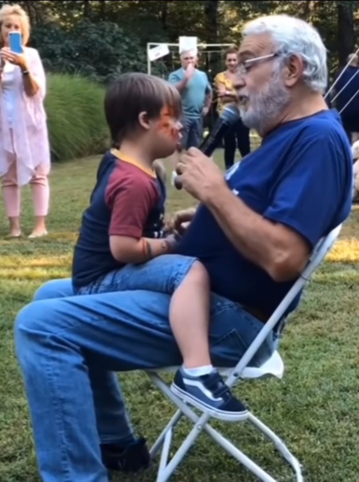 Pura ternura: el vídeo viral de un abuelo cantando a su nieto que conmueve en las redes