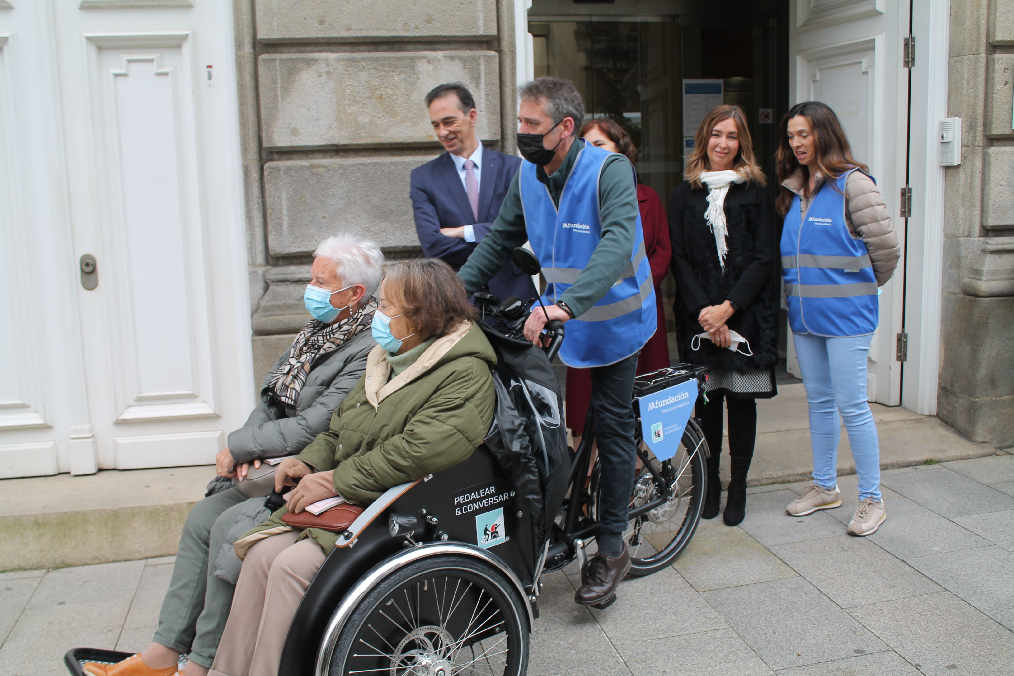 'Pedalear y conversar' para luchar contra la soledad de los mayores