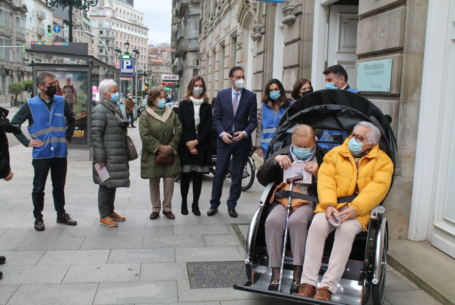 "Pedalear y conversar", un programa de acompañamiento a mayores y voluntariado al aire libre