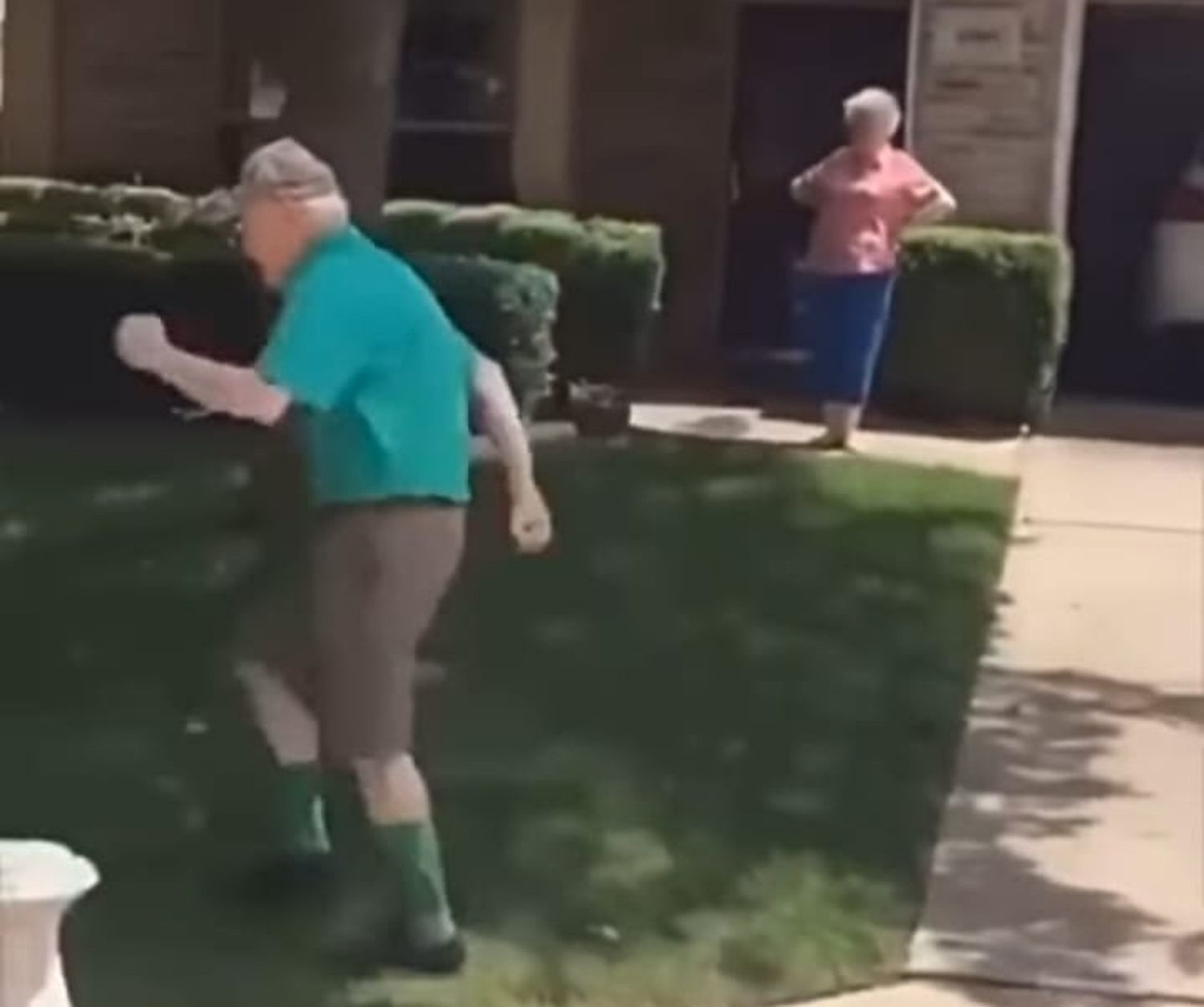 La forma en la que este abuelo despide cada día a su nieta se hace viral