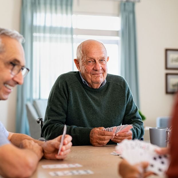 El 'senior living' aumentará más del 10% en los próximos 30 años. bigstock Retired senior man in wheelcha 421235984