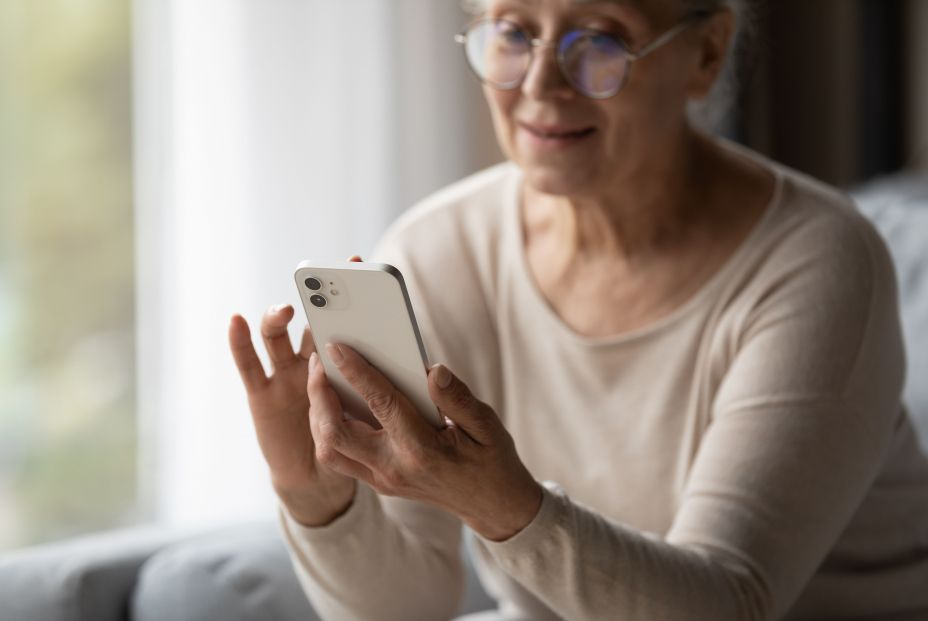 Zaragoza lanza 'Primavera Digital' para que mayores aprendan a utilizar móviles y tabletas