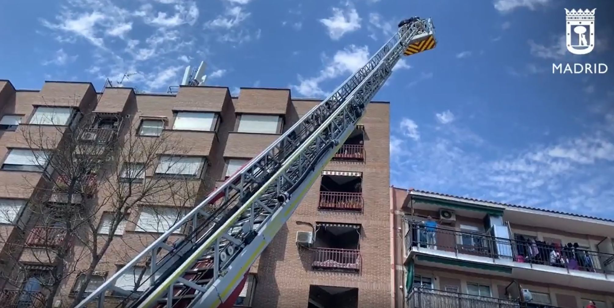 VÍDEO: Mata a su vecina a puñaladas y muere al tirarse por la ventana de su casa 