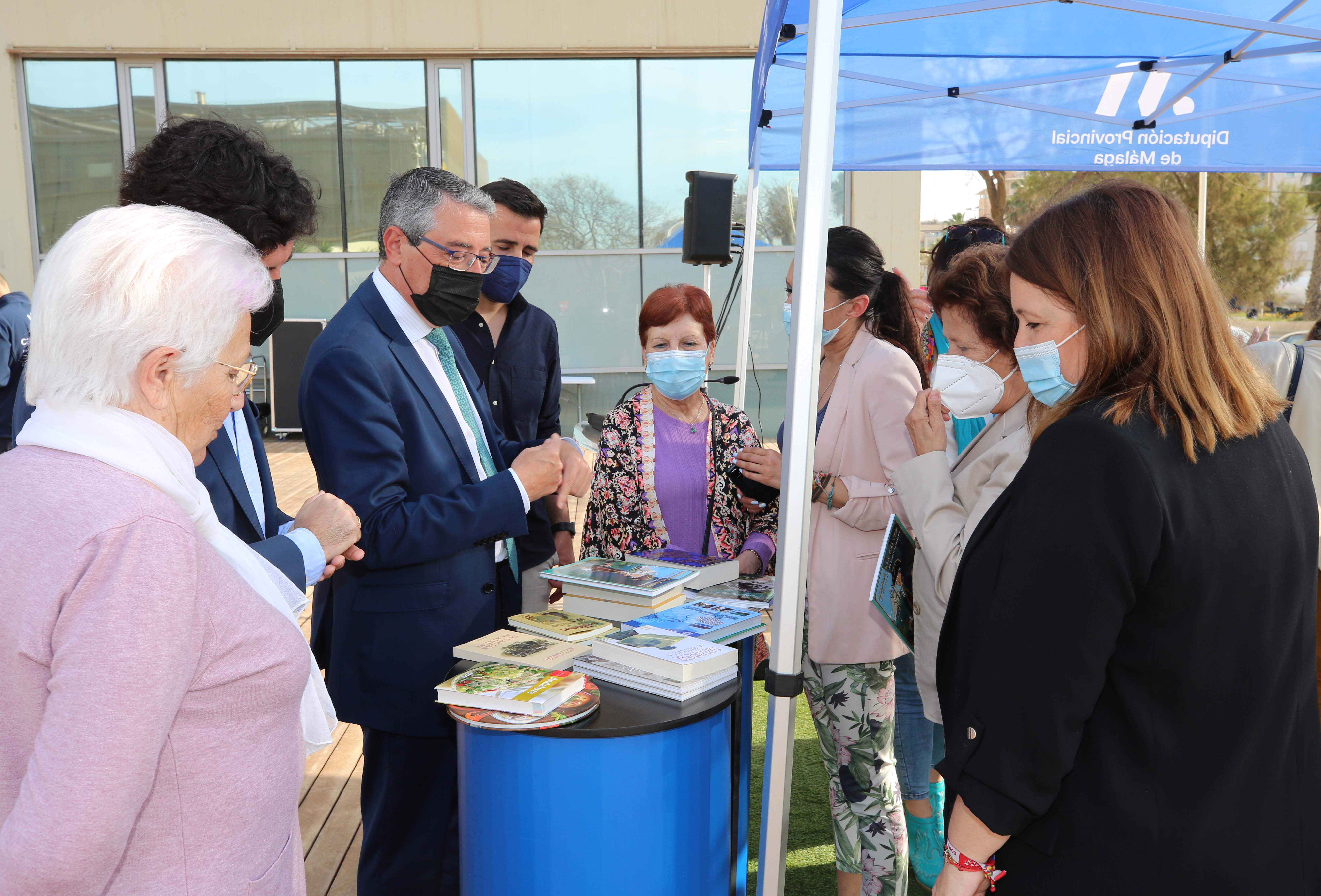 Una biblioteca móvil recorrerá los pueblos de Málaga para acercar la lectura a los mayores