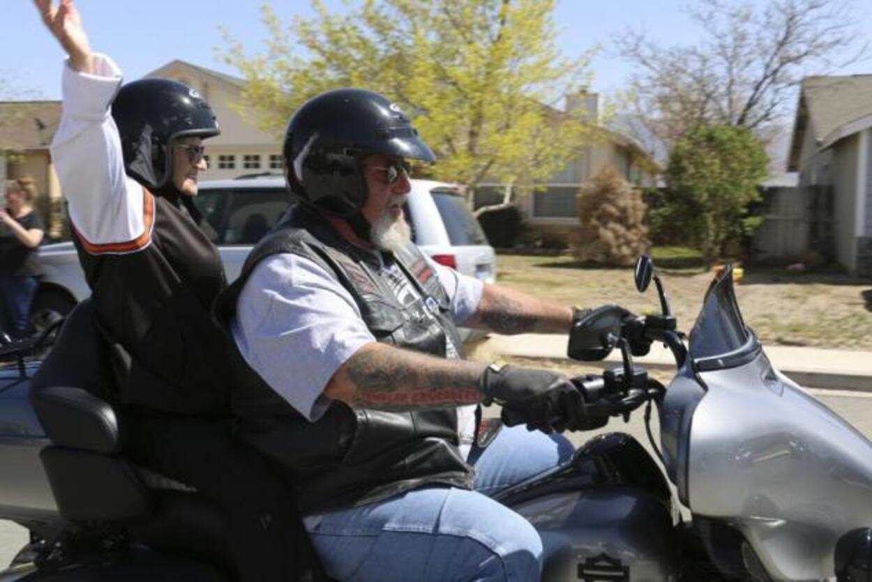 Una mujer de 102 años se sube a una Harley Davidson para celebrar su cumpleaños