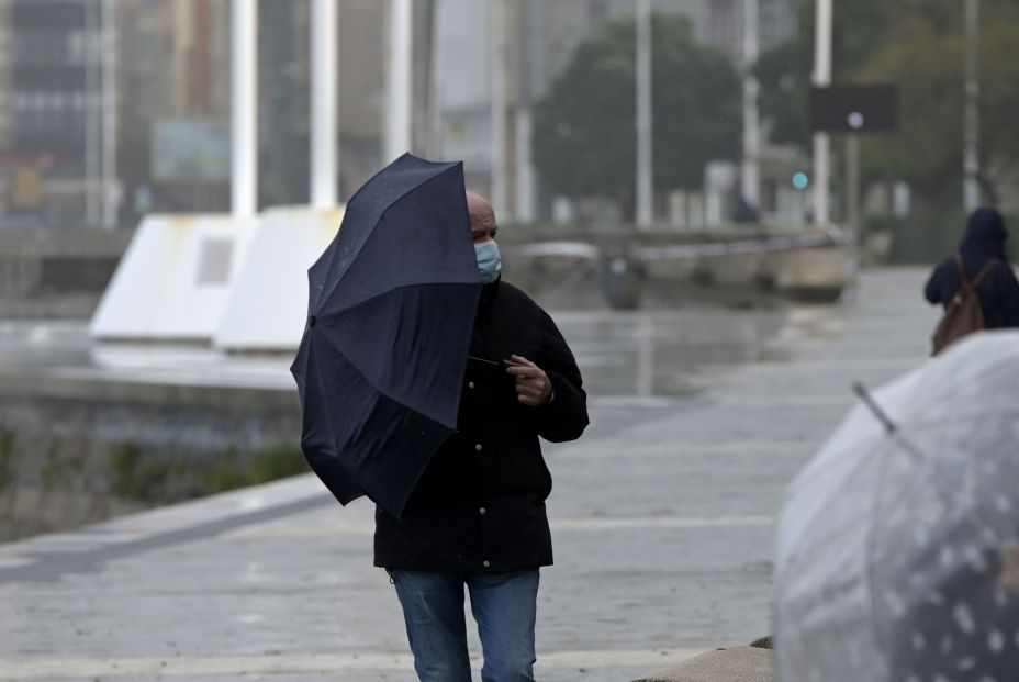 EuropaPress 4132533 hombre paraguas camina paseo maritimo mientras llueve diciembre 2021 coruna