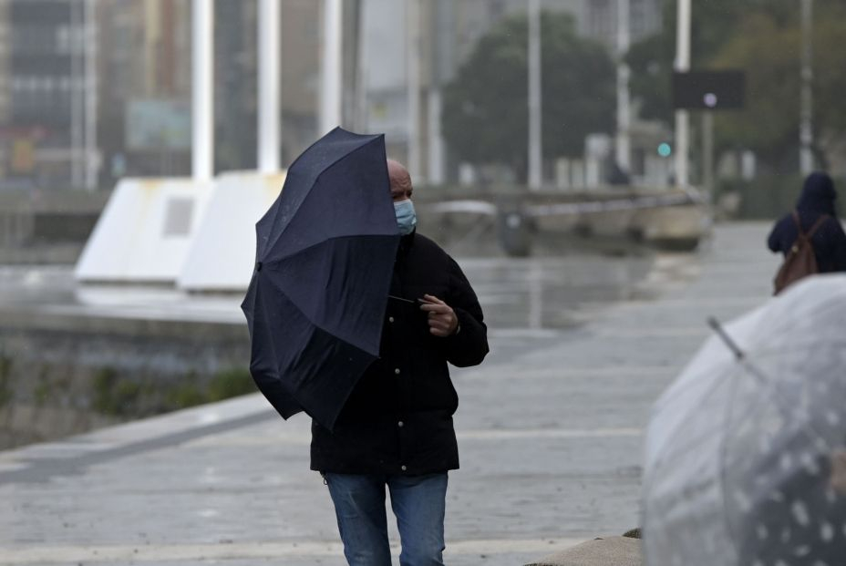 EuropaPress 4132533 hombre paraguas camina paseo maritimo mientras llueve diciembre 2021 coruna EuropaPress 4132533 hombre paraguas camina paseo maritimo mientras llueve diciembre 2021 coruna