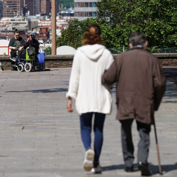 España dejó sin gastar 76 millones en dependencia en 2021, con 400.000 personas en lista de espera