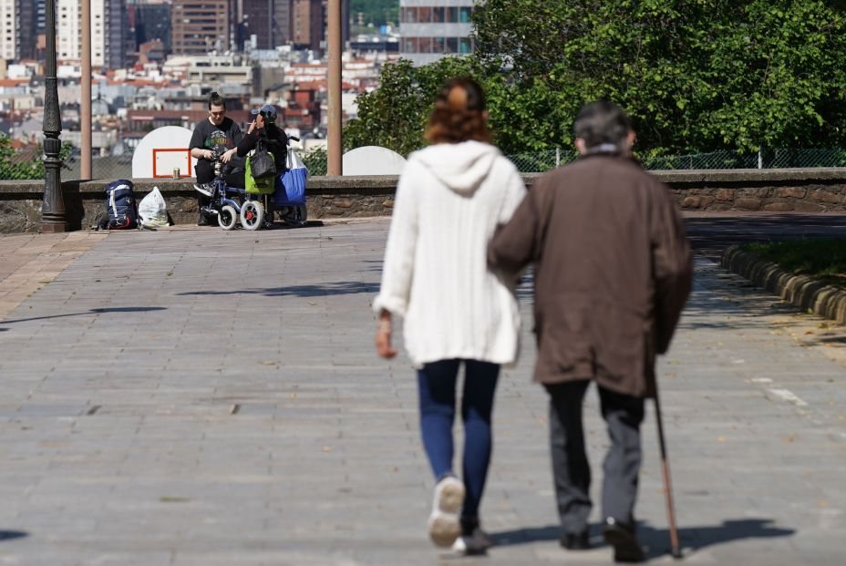 España dejó sin gastar 76 millones en dependencia en 2021, con 400.000 personas en lista de espera