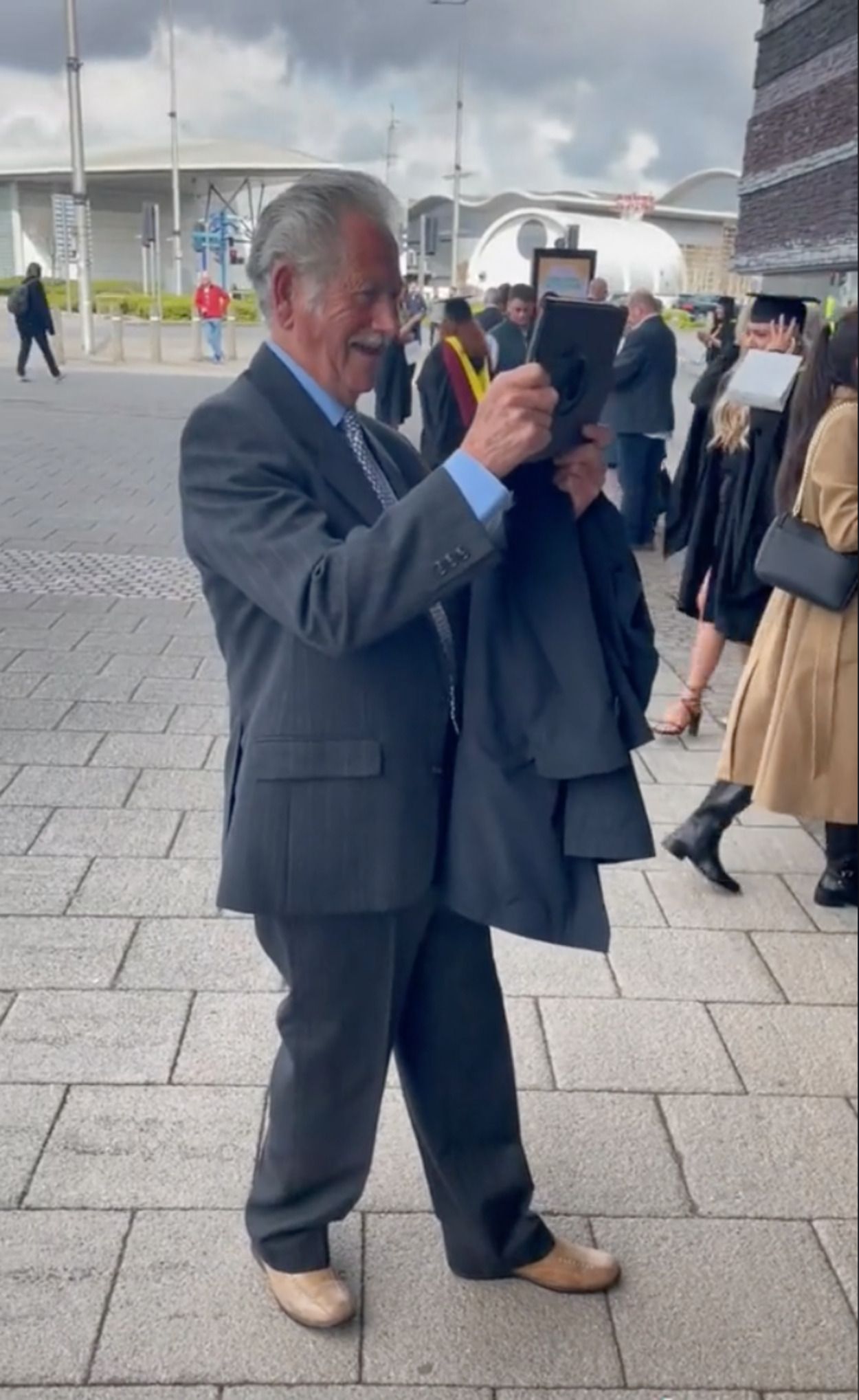 VÍDEO: La emoción y orgullo de un abuelo al ver a su nieta graduarse