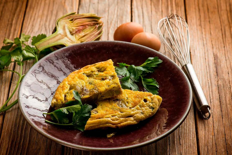 Tortilla de alcachofas, la receta de huerta de temporada más deliciosa. Foto: Bigstock