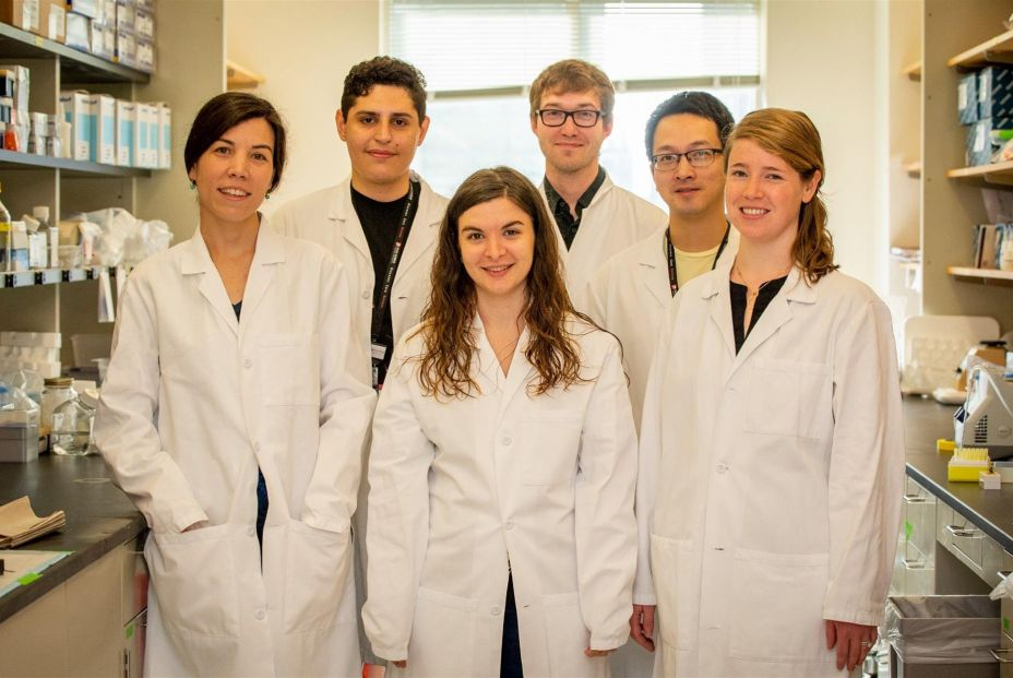 La biotecnóloga Pilar Baldominos (centro), doctoranda de la UPV en en el Dana-Farber Cancer Institute de la Universidad de Harvard.