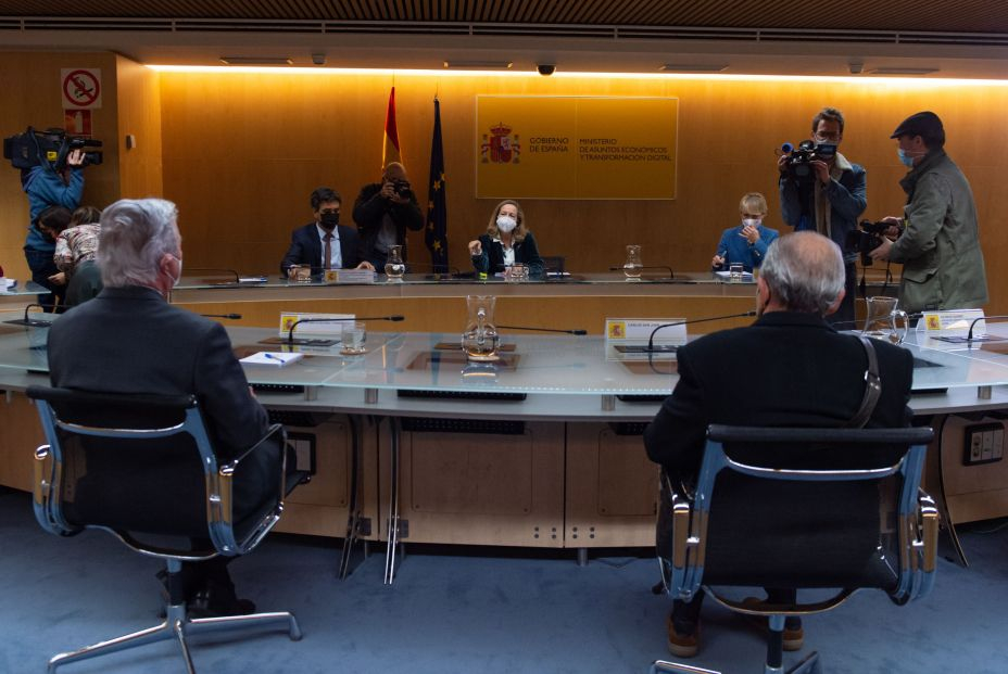 El Defensor del cliente financiero también obliga a la banca a atender presencialmente a los mayores. Foto:europapress