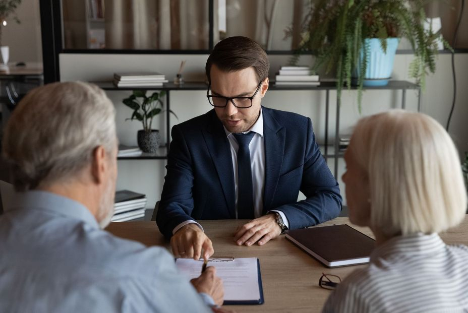 El Defensor del cliente financiero también obliga a la banca a atender presencialmente a los mayores. Foto:bigstock