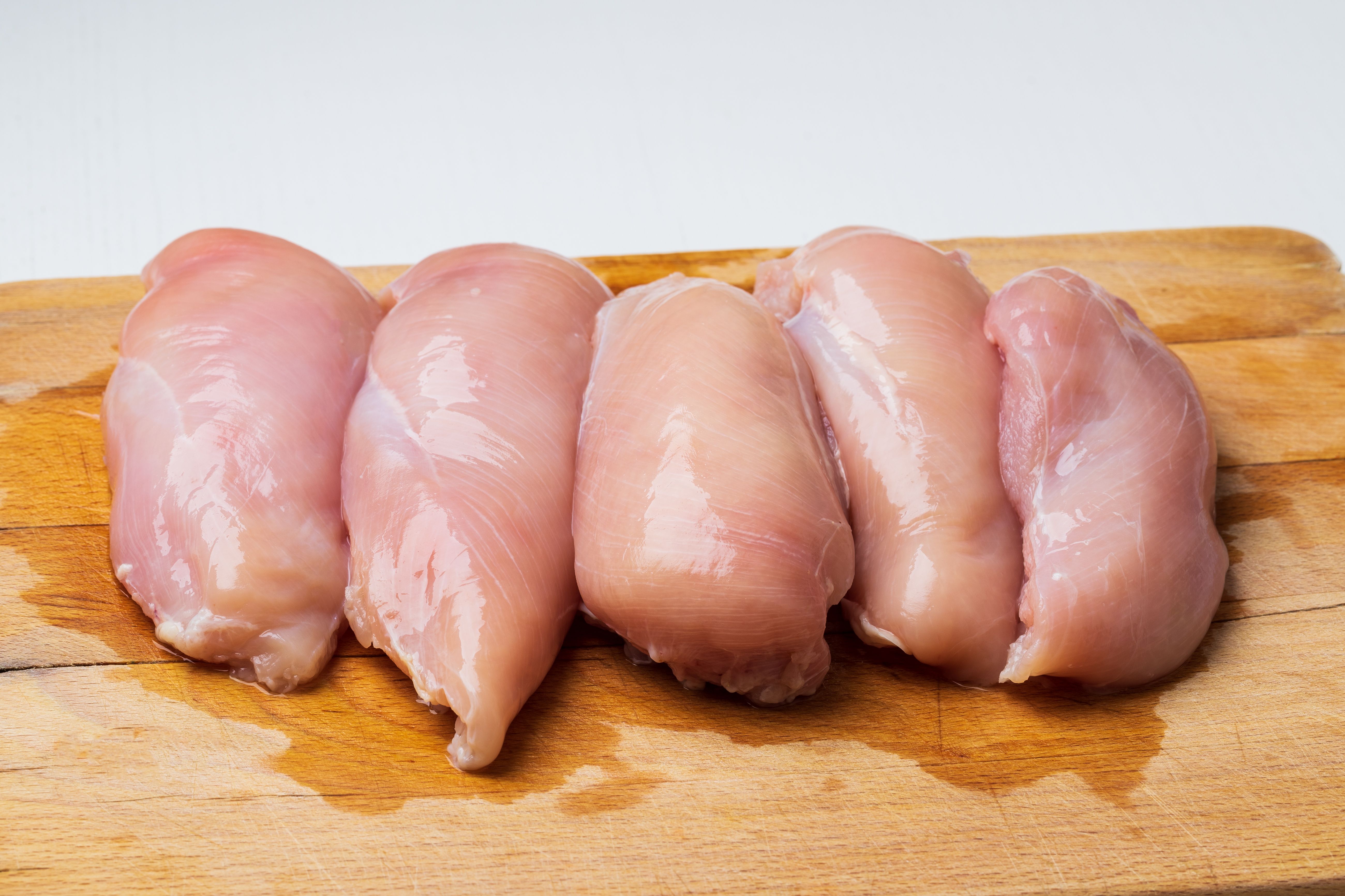 Por qué nunca debe lavarse el pollo antes de cocinarlo Por qué nunca debe lavarse el pollo antes de cocinarlo
