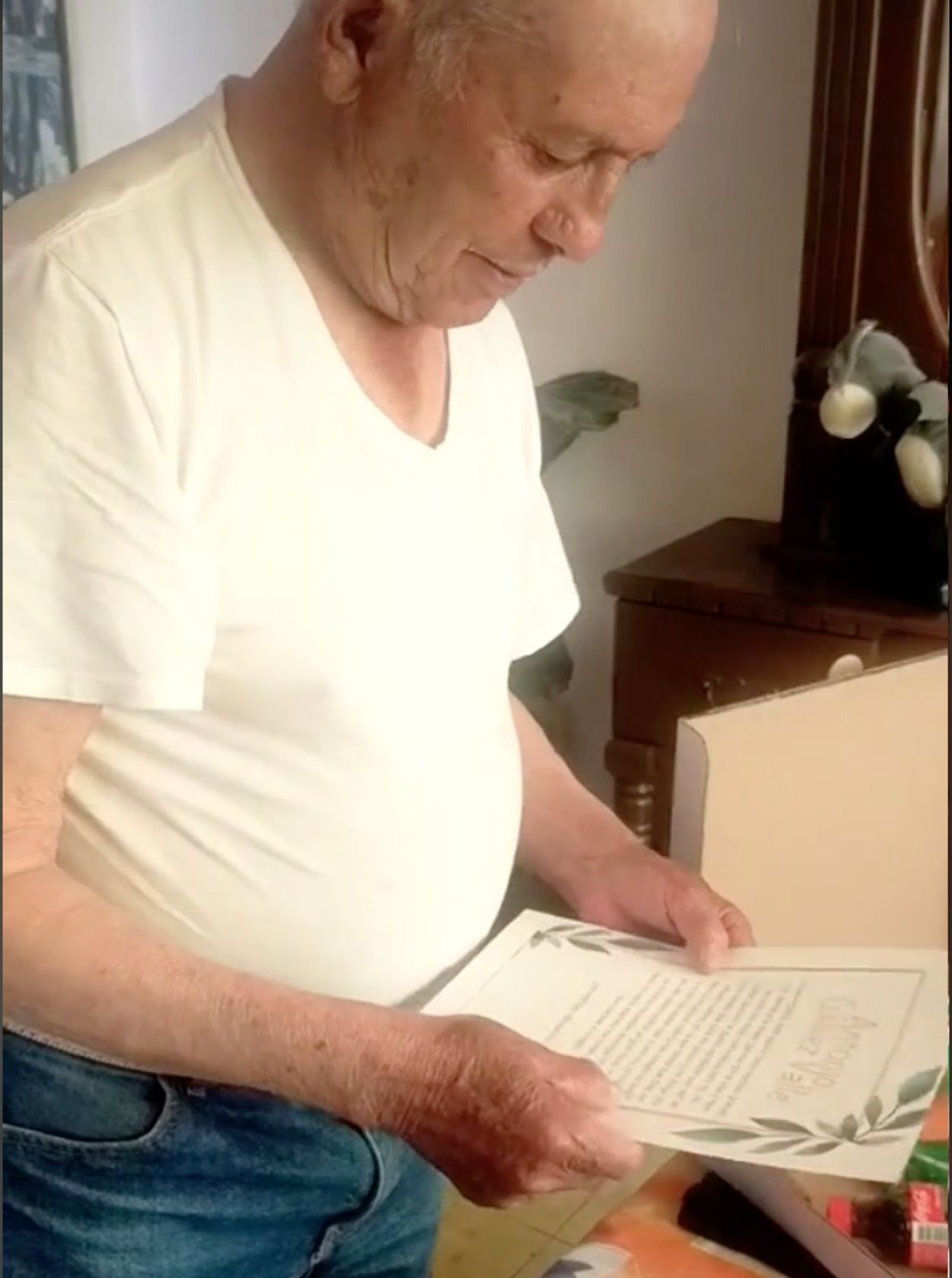 VÍDEO: Le pide a su abuelo que la lleve al altar con una emotiva carta: "Nada me haría más feliz"