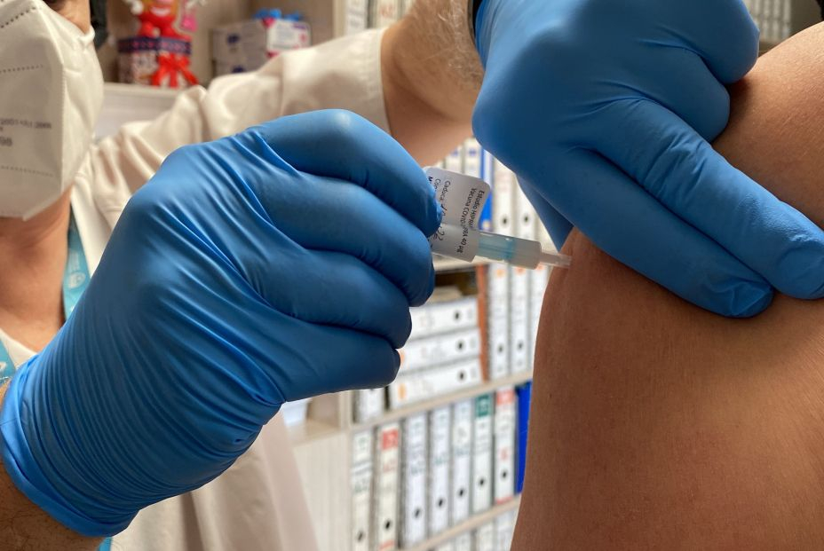 EuropaPress 4244731 comienza hospital regional malaga vacunacion voluntarios ensayo clinico