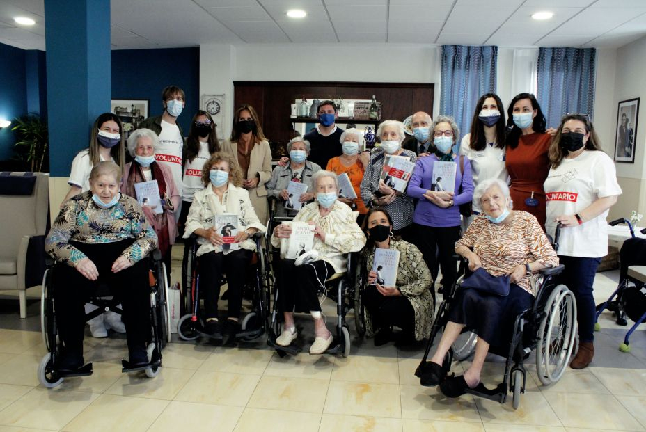 Los mayores de ORPEA celebran el primer aniversario de Clubs de Lectura con María Dueñas