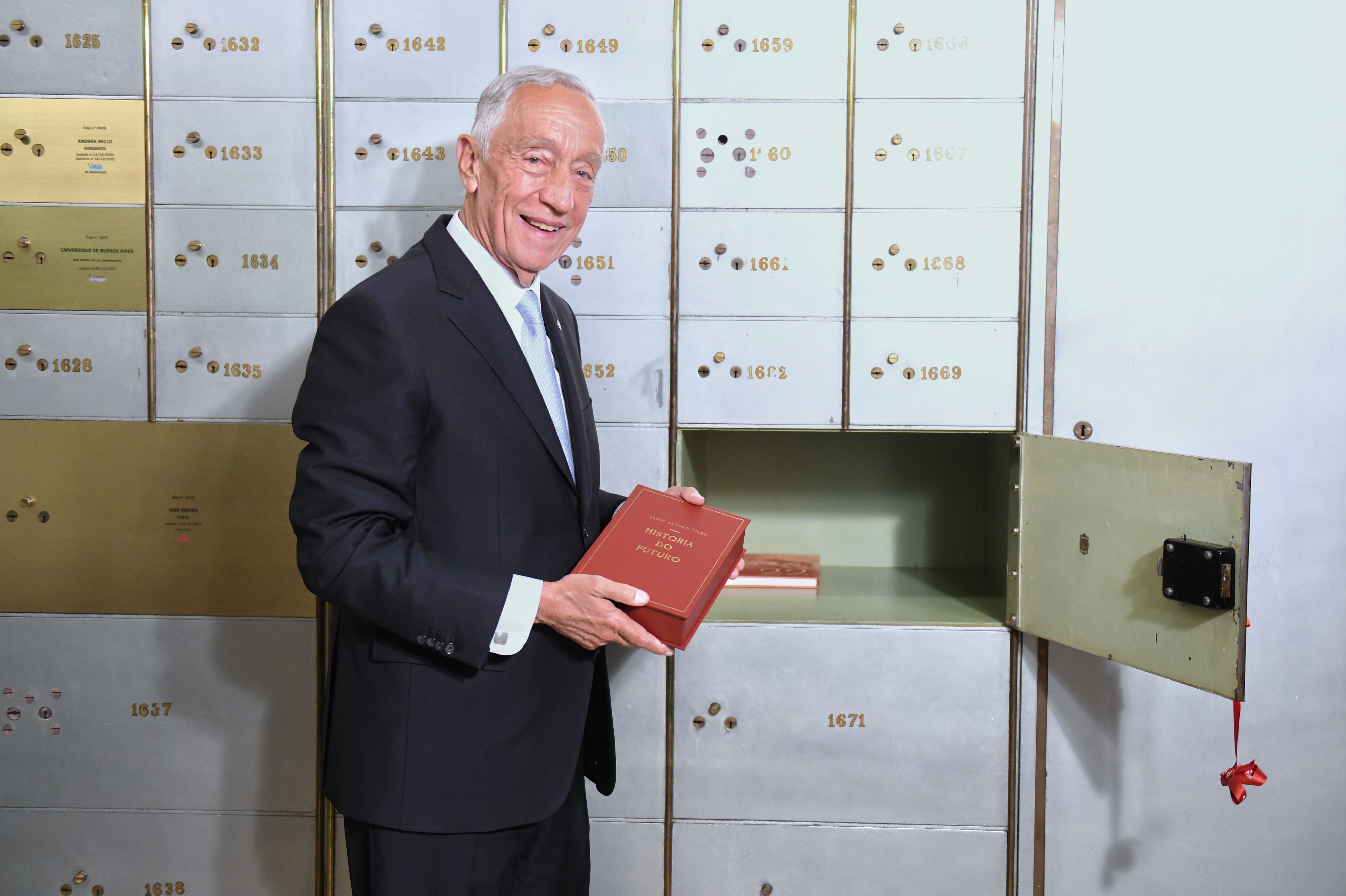 Libros y una libreta de direcciones el legado de José Saramago en la Caja de las Letras. Foto: Europa Press