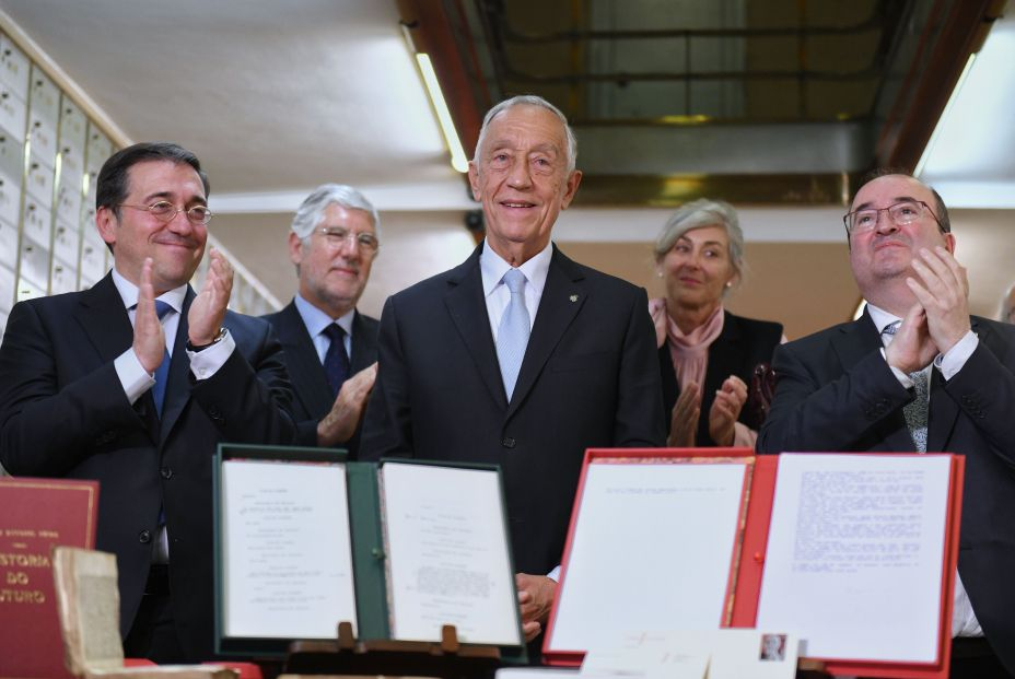 Libros y una libreta de direcciones el legado de José Saramago en la Caja de las Letras. Foto: Europa Press