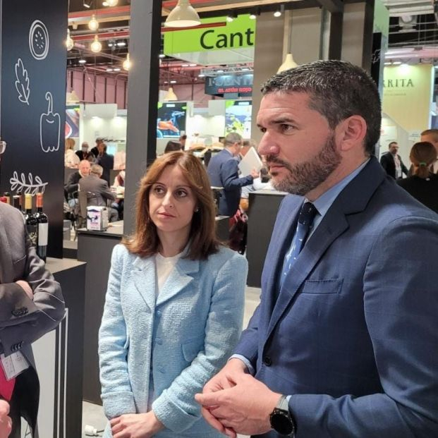 El consejero de Agua, Agricultura, Ganadería, Pesca y Medio Ambiente, Antonio Luengo (primero por la derecha), durante su visita al Salón Gourmets, en Madrid.Foto: Europa Press