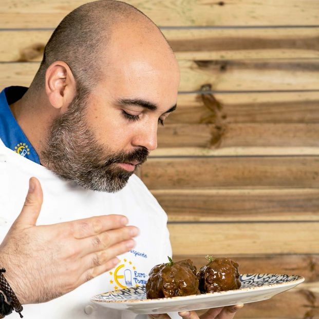 Rabo de toro estofado tradicional y la versión experta del chef Modesto Bargueño