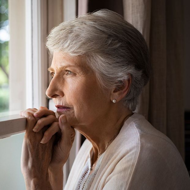 'Cuídame', el programa que dará respuesta a la soledad de los mayores de la Sierra Norte de Madrid. Foto: Bigstock