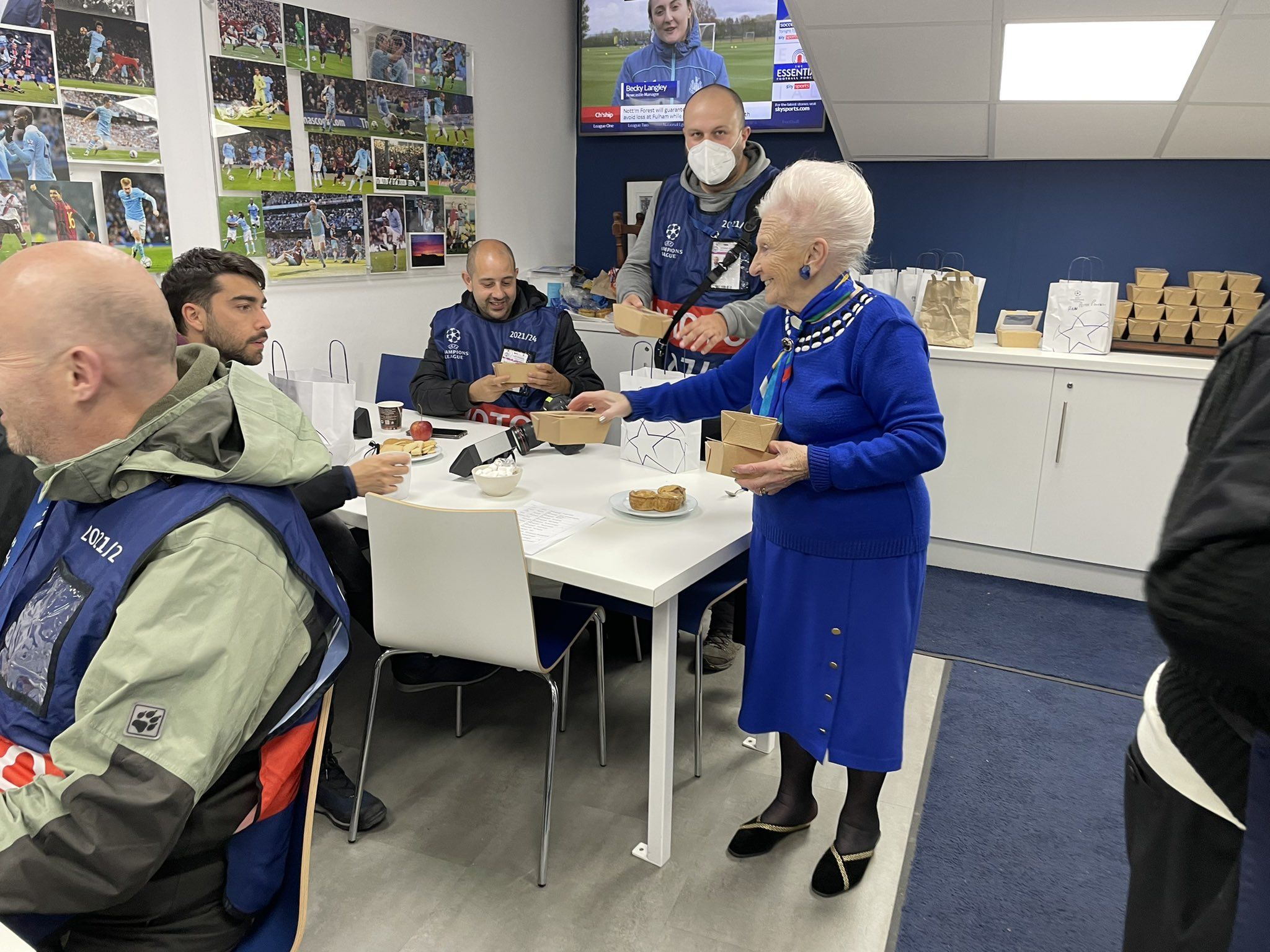 Rose Woolrich, la mujer de 90 años que cuida a los periodistas en el estadio del Manchester City Rose Woolrich, la mujer de 90 años que cuida a los periodistas en el estadio del Manchester City
