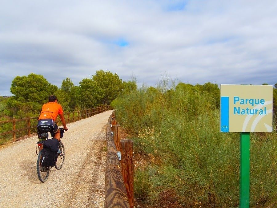 Un cicloturista recorre una vía verde. A pie o en bici, las Vías Verdes garantizan accesibilidad sin limitación de edad o capacidad física (Europa Press)