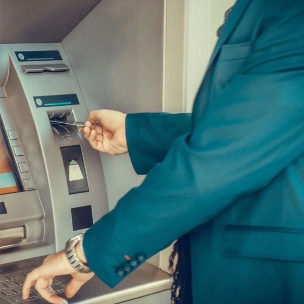 Valencia exigirá a los bancos con los que trabaja que atiendan presencialmente a los mayores. Foto: Europa Press Valencia exigirá a los bancos con los que trabaja que atiendan presencialmente a los mayores. Foto: Europa Press