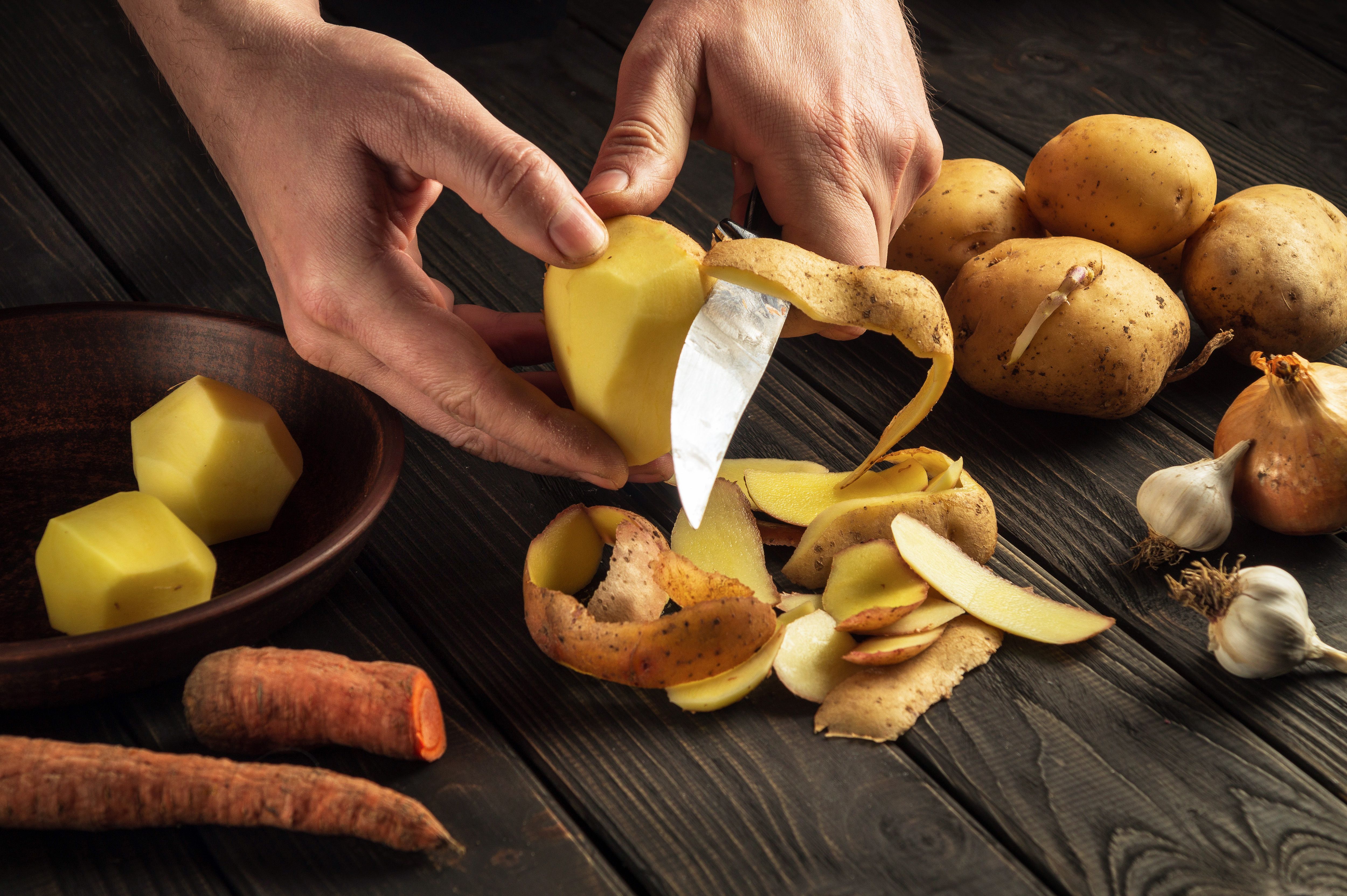 El truco para pelar las patatas en pocos segundos que se ha hecho viral en TikTok