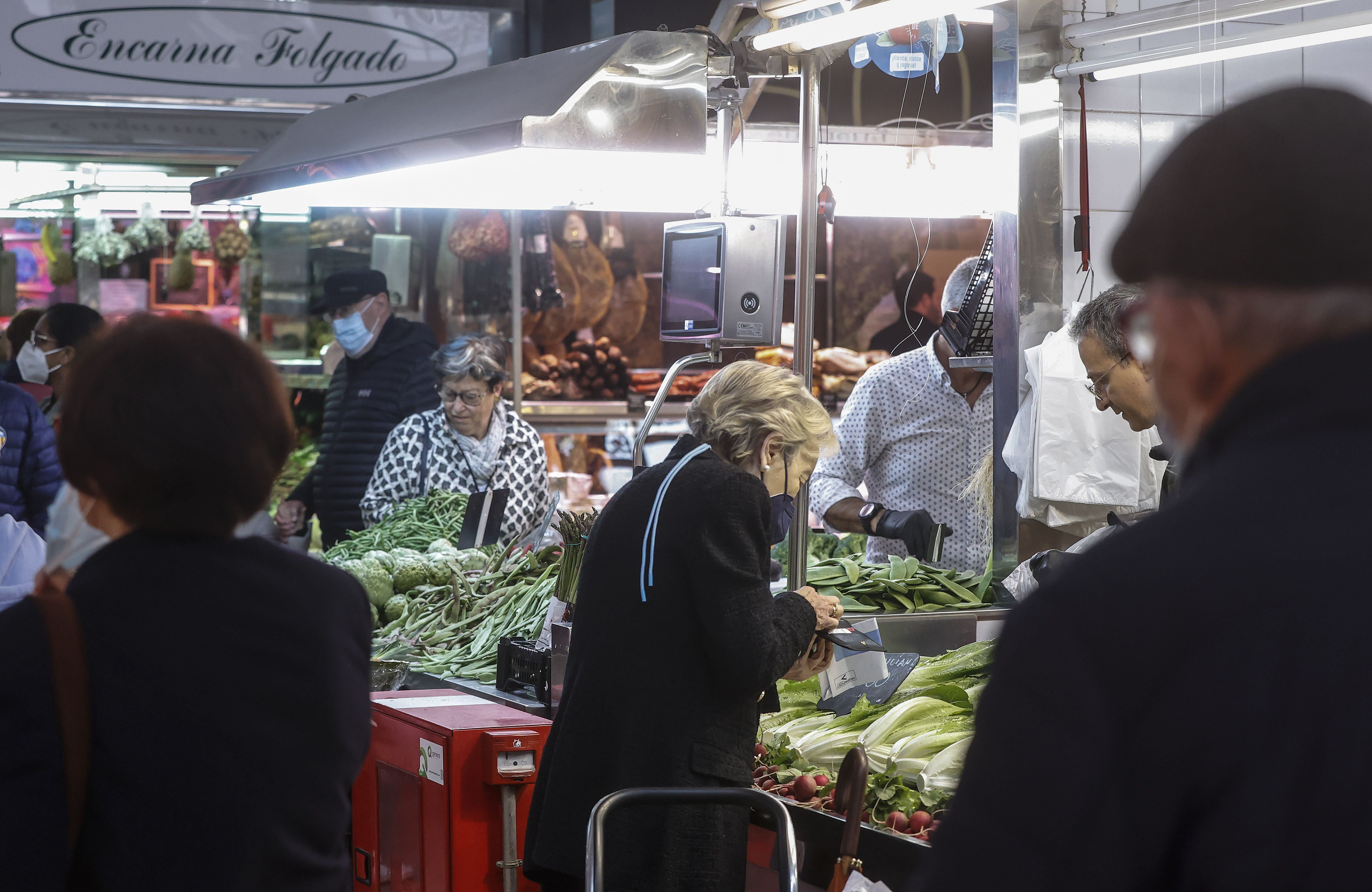 Los pensionistas se dejan el 20% de la pensión en la compra de alimentos básicos. Foto: EuropaPress