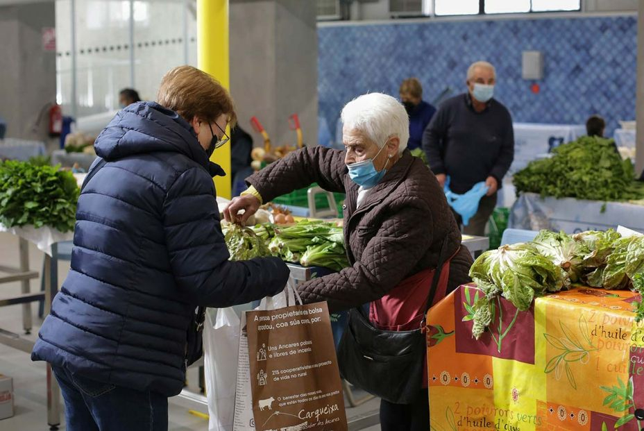 Los pensionistas se dejan el 20% de la pensión en la compra de alimentos básicos. EuropaPress