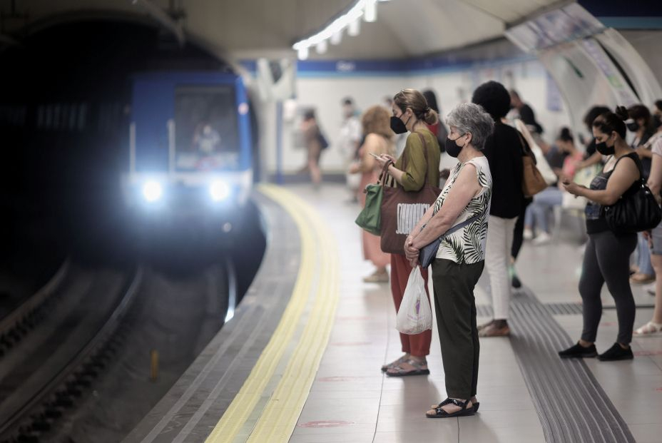 Metro de Madrid se vuelve legible para personas invidentes con la primera guía en braille de la red