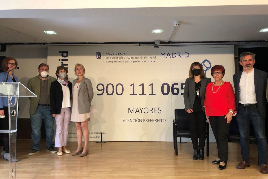 Madrid estrena un teléfono gratuito para ayudar a los mayores a realizar sus trámites