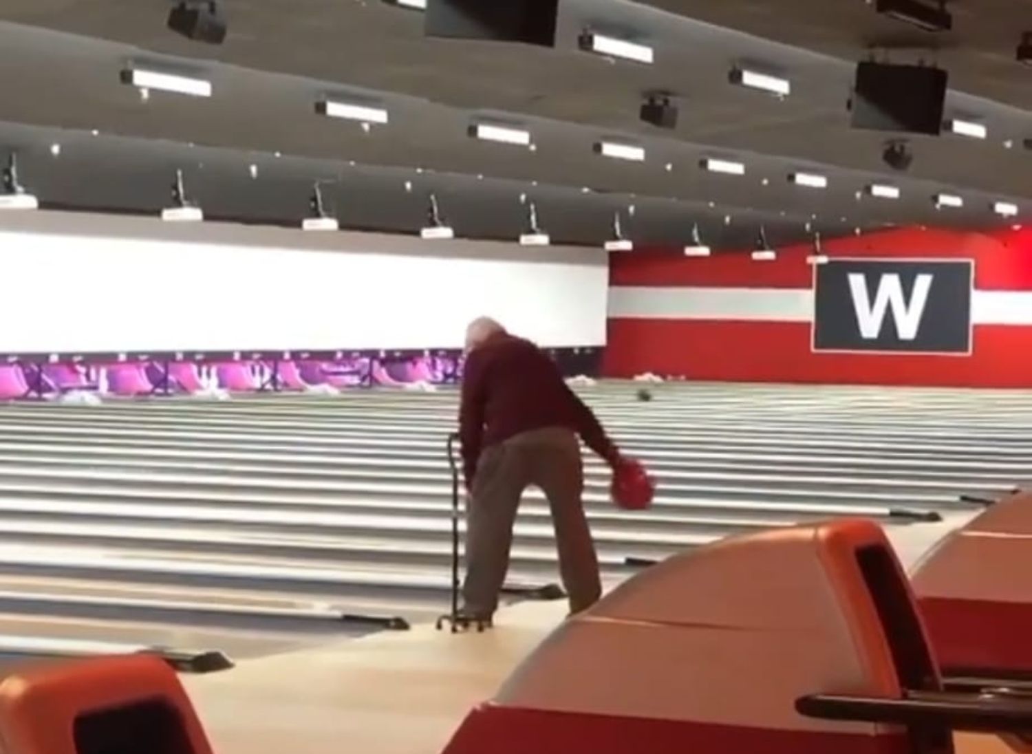 VÍDEO: Un hombre con bastón realiza un 'strike' a los bolos que deja sin palabras