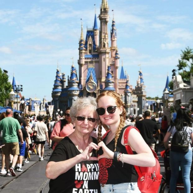 VÍDEO: Hace realidad el mayor sueño de su abuela con un viaje a Disneyland